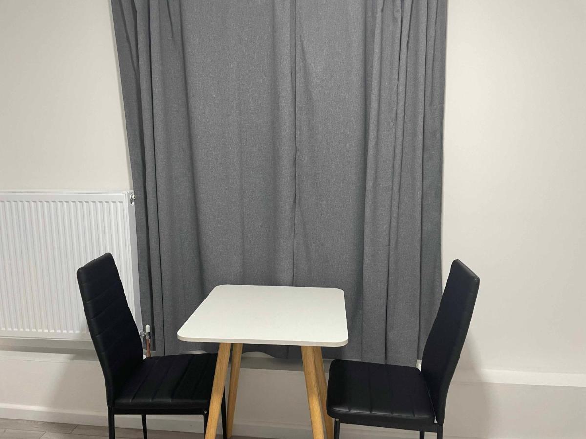 Studio Flat Private Bathroom Wc And Kitchenette Londra Exterior foto