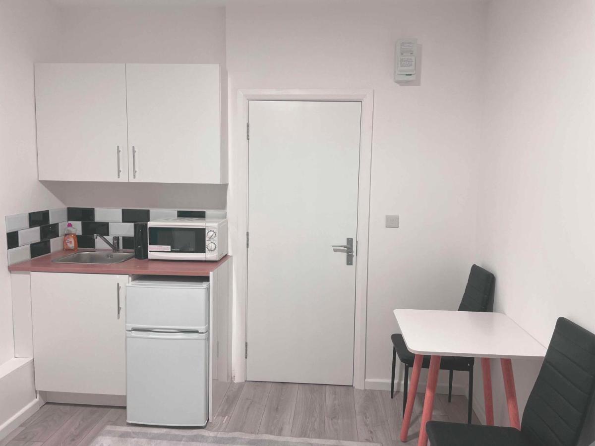 Studio Flat Private Bathroom Wc And Kitchenette Londra Exterior foto