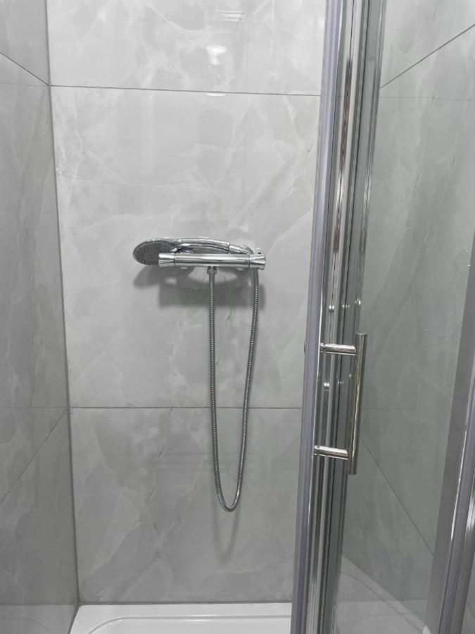 Studio Flat Private Bathroom Wc And Kitchenette Londra Exterior foto